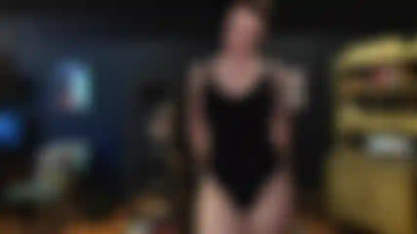 Je suce une bite rapide pendant que je caresse mon strapon.