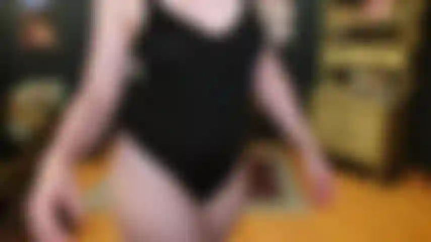 Taquine le soutien-gorge à main.