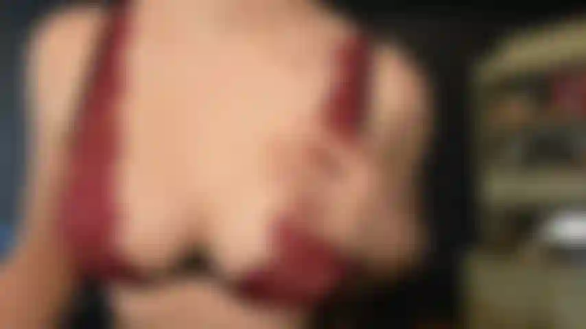 Regarde-moi caresser mon gode-ceinture.