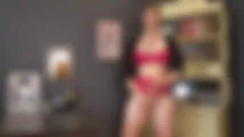 Je t'entraîne à sucer mon gode-ceinture.