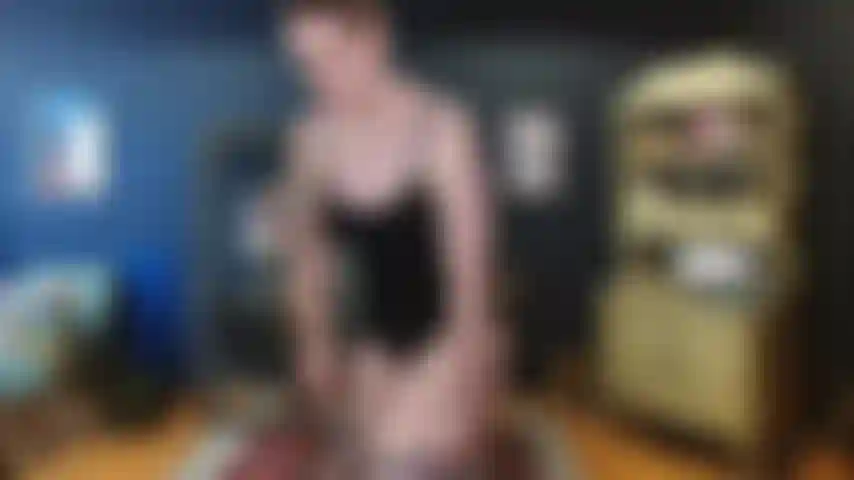 Faible et impuissante face au strapon de la déesse.