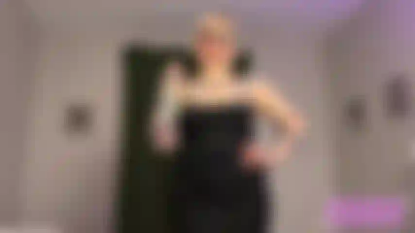 Tu es tellement plongé dans ta spirale de branleur que tu n'as même pas besoin de voir ma chatte. Rien que voir le contour de ma chatte parfaite te rend plus stupide que tu ne le réalisais. Tes yeux suivent les plis de ma culotte, sachant que ma chatte parfaite cachée derrière reste couverte. Tes yeux n'ont pas besoin de voir ce qui se trouve derrière ce tissu doux, car un bêta comme toi n'a besoin que d'un simple contour. Tu penses aux vrais hommes qui m'ont satisfaite, qui ont vu mon cameltoe et bien plus encore quand ils le voulaient... Mais toi - toi tu dois payer pour ça. Comme c'est triste. Comme c'est parfait.