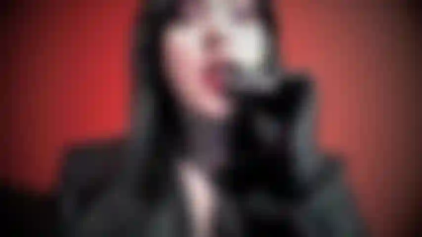 J'aime fumer et tu aimes me regarder fumer. Je porte du cuir et j'ai l'air fabuleuse. Pas d'audio.