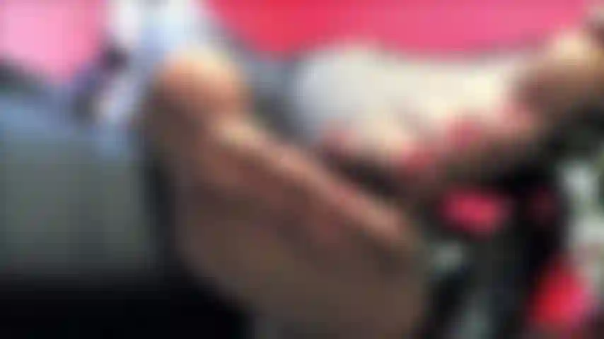 Cette vidéo est parfaite pour tous les branleurs accros aux pieds faibles, qui ne peuvent pas en avoir assez de mes pieds parfaits. Je porte des collants noirs très transparents qui mettent en valeur mes pieds divins. Pas d'audio.