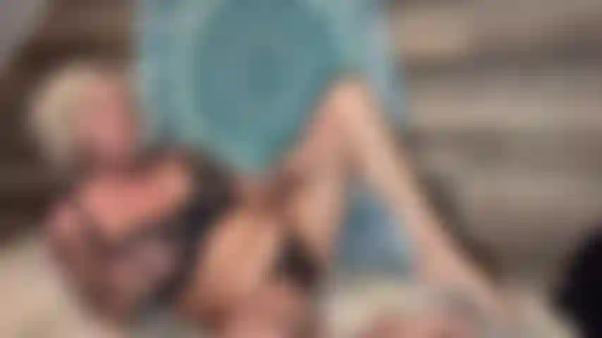 Je joue avec ma baguette ! J'essaie d'être silencieuse avec les gens dans la pièce d'à côté !