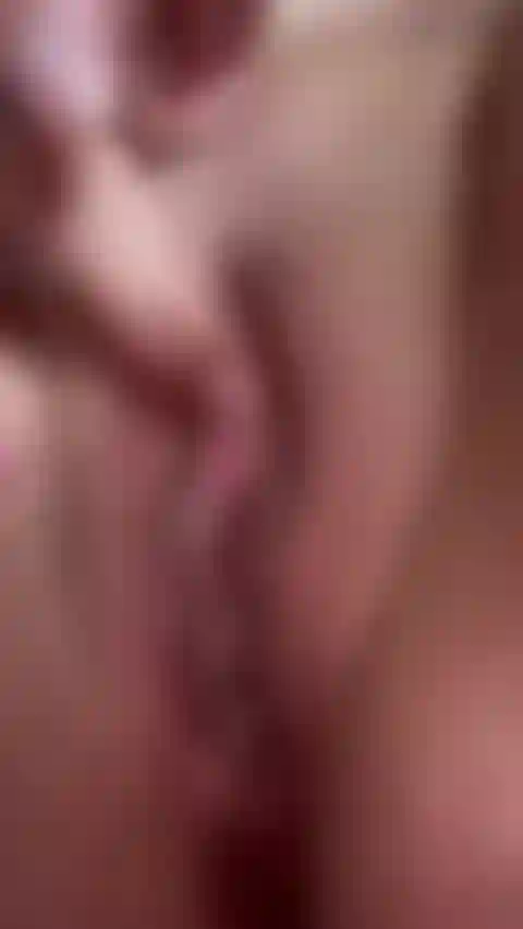 Montrant ma chatte humide et gonflée après m'être masturbée.