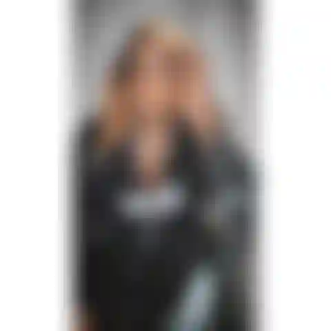 Une salope de nettoyage de chaussures, c'est ta passion de me servir et de me faire plaisir. Ta petite bite devient si dure quand tu nettoies la saleté de mes chaussures avec ta bouche.