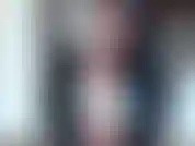 Une déesse jouant et brossant ses cheveux succulents, je vois ses yeux et ses lèvres sexy. Parfaite pour la masturbation sans paroles.