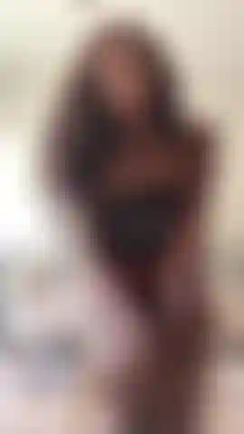 Tu t'ennuies tellement en ce moment que tu n'as rien d'autre à faire que de me servir et de branler ta bite pathétique pendant que ta maison reste seule dans ta maison basse. Je te taquine et te fais jouir.