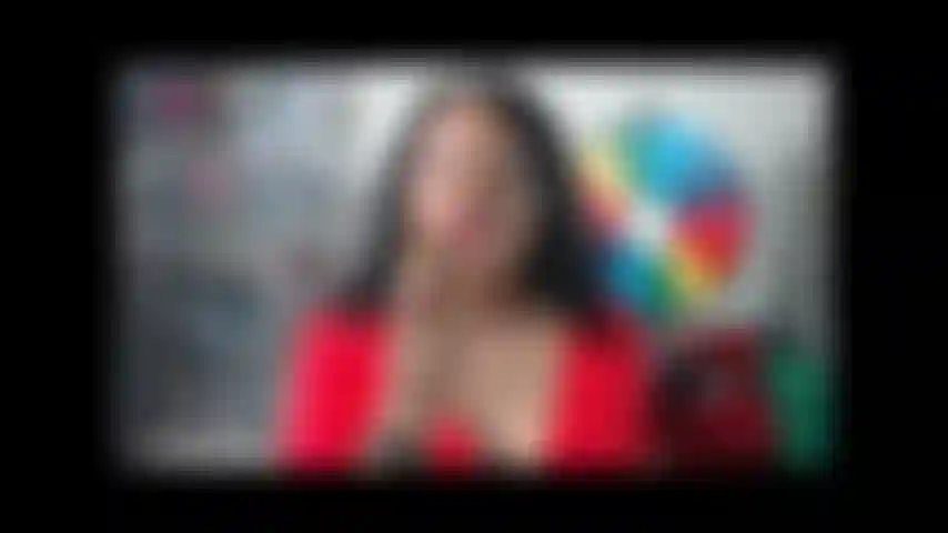 Émission enregistrée : rouge à lèvres et langue salopes.