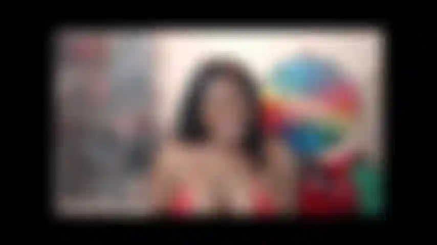 Émission enregistrée : un petit perdant à la bite caresse mon cul.