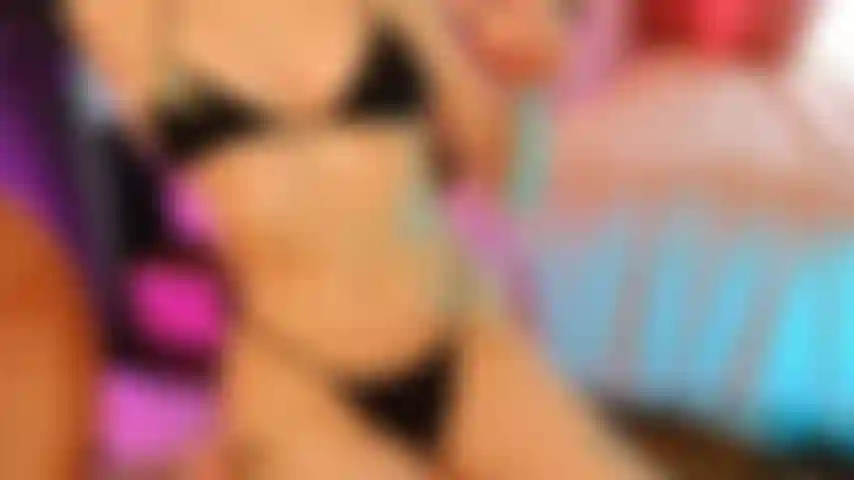 Belle vidéo tournée sur une caméra professionnelle, huilant et massant mon corps en forme avec beaucoup de gros plans. Écoutez votre chanson préférée ou profitez des sons naturels.