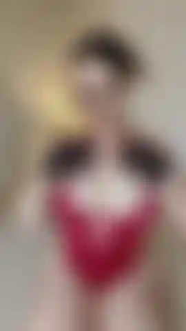 Regarde-moi taquiner et jouer avec mes gros seins juteux dans cette sexy lingerie rouge. Je les serre, les fais rebondir et les exhibe juste pour toi, mais ce n'est qu'un avant-goût. Viens me voir en direct et découvre à quel point ces gros seins peuvent être coquins.