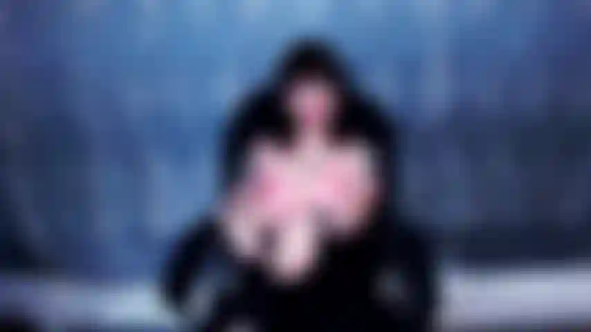 Une déesse qui adore le cul et qui taquine tout le corps, des bas de nylon et plus encore !