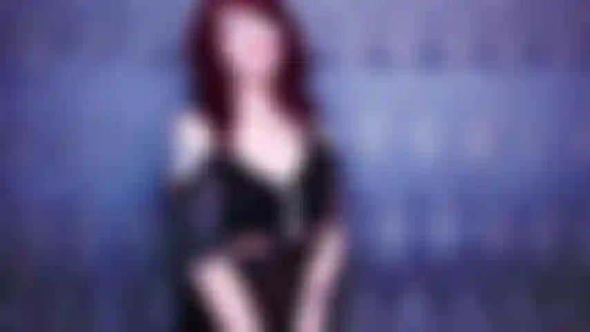 Une femme au foyer sexy vous contraint à vous attacher.