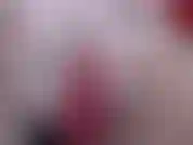 Une chatte en gros plan, une grosse giclée dans une jupe d'écolière. Doigté et grosse pénétration de gode. Rasée, gémissante, pas de musique.