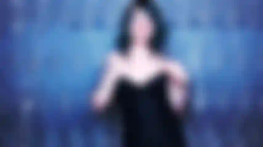 Une femme au foyer chaude vous humilie et vous transforme en bi-cocu !