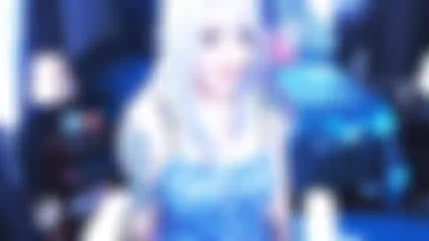 Petit encouragement de pénis avec chatte et seins.