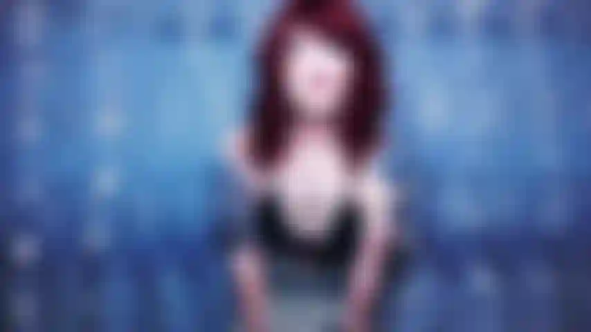 Une femme au foyer chaude confie des tâches cocu à des bi-cocus.