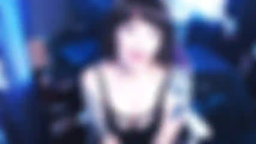 La déesse te fait manger et renifler sa culotte !