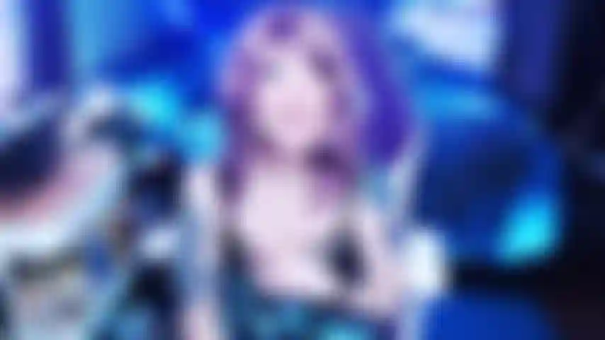 La déesse te défonce le cul - une formation de poule mouillée avec un gode-ceinture.