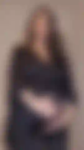 Très enceinte, robe strip et vidéo gode.