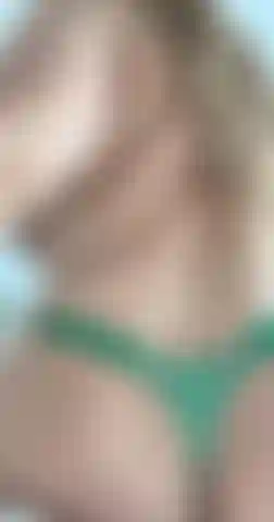 Je fais rebondir mon cul juteux et j'écarte mes trous pour toi.