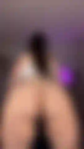 Applaudissant au ralenti (pas de culotte).