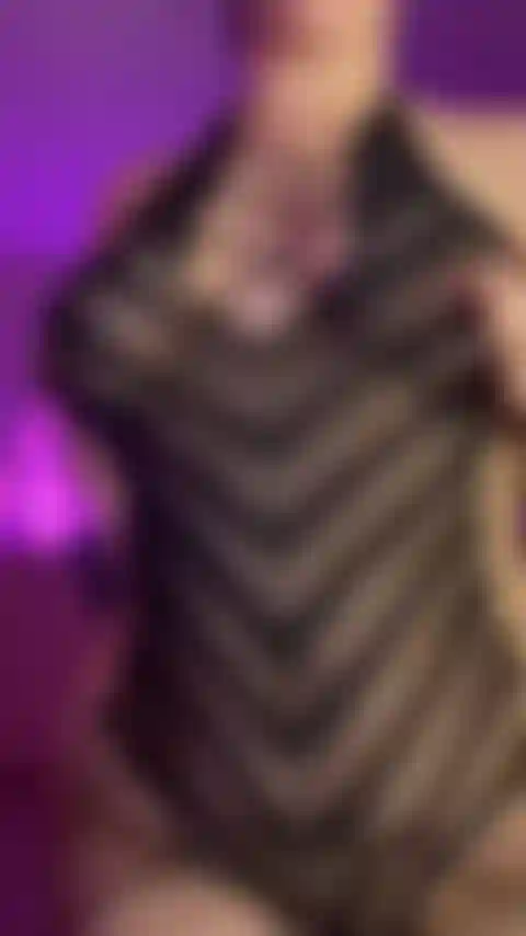 Je gémis et je fais claquer mon cul.