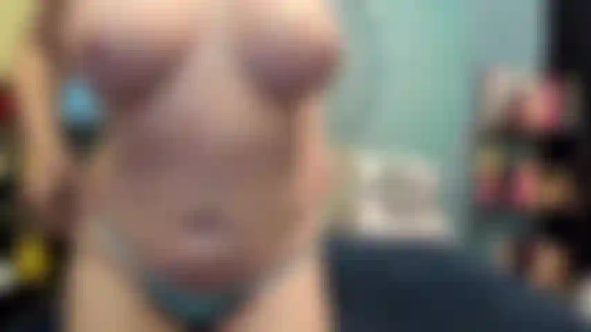 ( Gs.700) GoldieStar se produit dans un spectacle d'or - 10 minutes. Gros seins, gros cul, belle-fille, chatte poilue, pieds nus, squirting, jeu de chatte et propagation (12/08/2022).