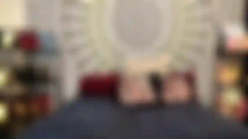 (Gs.1345) GoldieStar performe dans un gold show - 10:01 minutes. Chapeau maga, nue, pieds nus, godes tout blancs, anal, dp, gros seins, gros cul, chatte poilue, squirt.