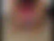 (25) GoldieStar dans cet ensemble de photos de diaporama porte un haut en résille rose vif et une culotte blanche... Pour les amoureux des pieds !