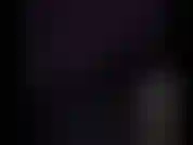 (38) GoldieStar va dans les cabines de jeux vidéo et suce des bites à travers un gloryhole.