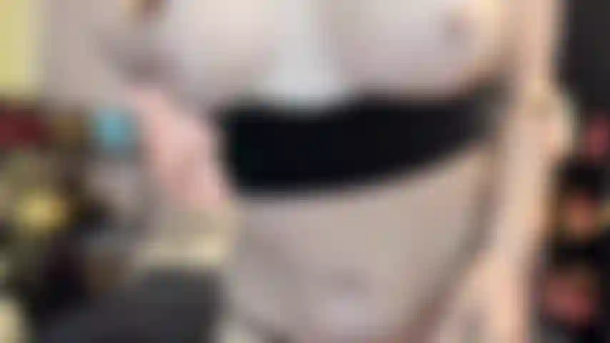 (Gs.1339) GoldieStar se produit en gold show - 10 minutes. Grand dildo blanc en forme de torse, tous les dildos blancs, nue, pieds nus, anal, gros seins, gros cul, chatte poilue, squirt.