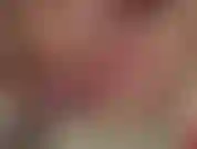 (22) GoldieStar dans cette série de photos de diaporama écarte sa chatte rose et se retrouve avec un plug anal rose orné de bijoux et un gros gode rouge dans sa chatte.