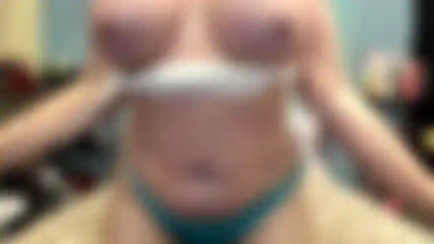 ( Gs.572) GoldieStar se produit dans un spectacle d'or - 9 minutes. Gilf, gros seins, chatte poilue, pieds nus, jeu de chatte, éjacule, équitation, anal, dp (20/05/2022).