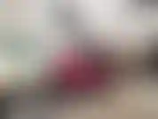 (37) GoldieStar dans cet ensemble de photos de diaporama porte un haut en résille rose et des bas noirs en dentelle violette avec des talons noirs. Pussy play.