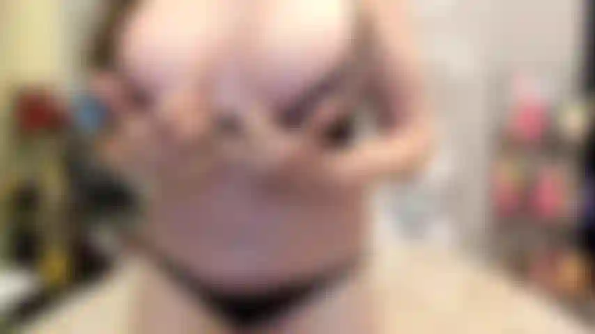 ( Gs.714) GoldieStar se produit dans un spectacle d'or - 9 minutes. Gros seins, gilf, chatte poilue, éjacule, pieds nus, anal, dp (15/08/2022).