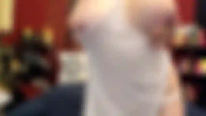 ( Gs.542) GoldieStar se produit dans un spectacle d'or - 9:01 minutes. Gilf, gros seins, chatte poilue, gros gode rose, pieds nus, squirting, huile, anal, dp (29/04/2022).