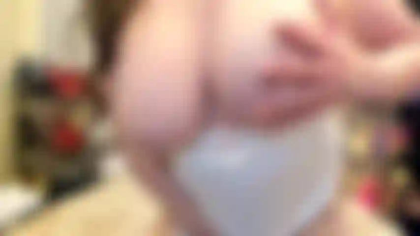 ( Gs.422) GoldieStar se produit dans un spectacle d'or. Roleplay (appelant tous les gars dans la pièce par leur nom...) 8 Minutes. Culotte blanche. Bas, gros seins, éjacule, sperme crémeux, anal, dp interracial (16/01/2022).