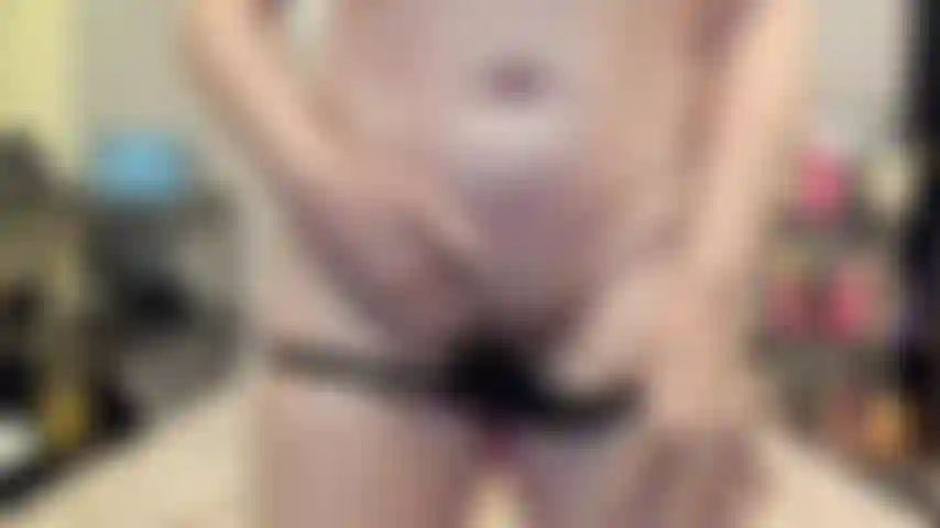 ( Gs.716) GoldieStar se produit dans un spectacle d'or - 9 minutes. Gros seins, gilf, talons hauts rouges, chatte poilue, squirting, anal, dp, godes tous blancs (15/08/2022).