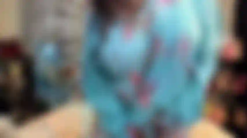 ( Gs.838) GoldieStar se produit dans un spectacle d'or - 11:01 minutes. Gilf, gros seins, chatte poilue, pieds nus, squirting, doigtage de chatte, anal, dp, godes tous blancs (9/12/2022).