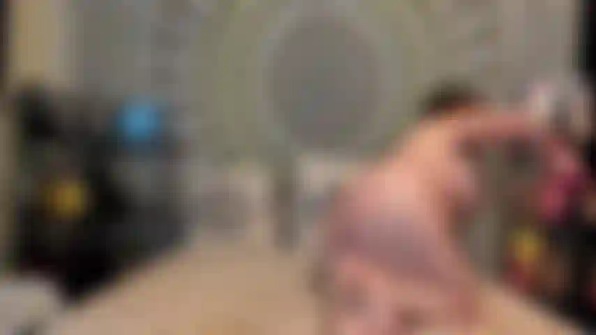 ( Gs.907) GoldieStar se produit dans un spectacle d'or - 10 minutes. Gros seins, gros cul, belle-fille, chatte poilue, éjacule, pieds nus, anal, dp, chatte écartée (9/03/2023).