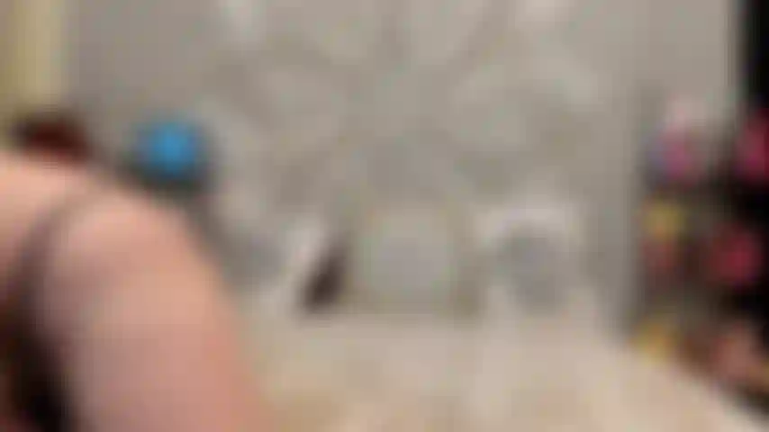 ( Gs.799) GoldieStar se produit dans un spectacle d'or - 10 minutes. Gros seins, gilf, chatte poilue, squirting, pieds nus, gros gode rose, anal, dp (13/11/2022).