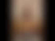 (70) GoldieStar dans cette série de photos de diaporama montre comment maman lui baise le cul sur la table de la cuisine avec un gode torpille noir portant des talons à lanières noires.