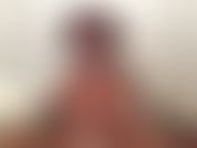 (65) GoldieStar dans cet ensemble de photos de diaporama porte un body corset rose et joue avec sa chatte poilue.