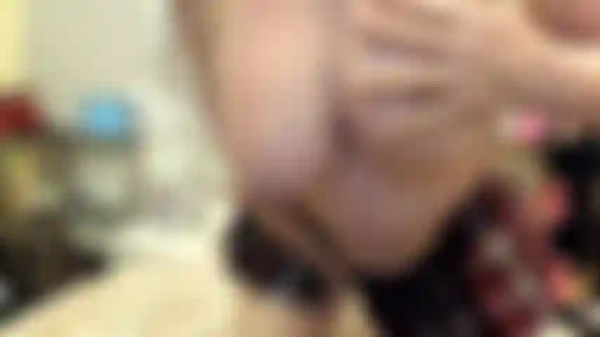 ( Gs.802) GoldieStar se produit dans un spectacle d'or - 10 minutes. Jupe à carreaux, gros seins, gros cul, chatte poilue, talons hauts strass noirs, squirting, gode blanc (16/11/2022).