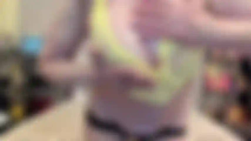 ( Gs.727) GoldieStar se produit dans un spectacle d'or - 9 minutes. Haut en maille jaune, gros seins, gilf, jouet interactif, gros gode rose, pieds nus, chatte poilue, squirting, jouet anal interactif, anal, dp (21/08/2022).