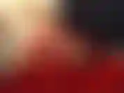 (14) GoldieStar porte un kimono rouge et des talons à lanières noires... Lui branche le cul avec un plug rouge avec un cristal en forme de cœur... Puis lui baise la chatte avec un gode torpille rouge.