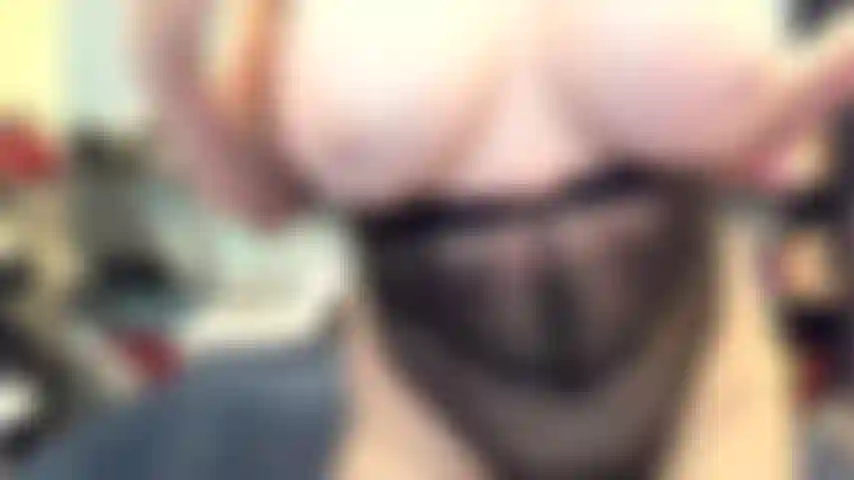 ( Gs.594) GoldieStar se produit dans un spectacle d'or - 9 minutes. Gros seins, gros cul, belle-fille, chatte poilue, squirting, gros gode rose, pieds nus, anal, dp (29/05/2022).